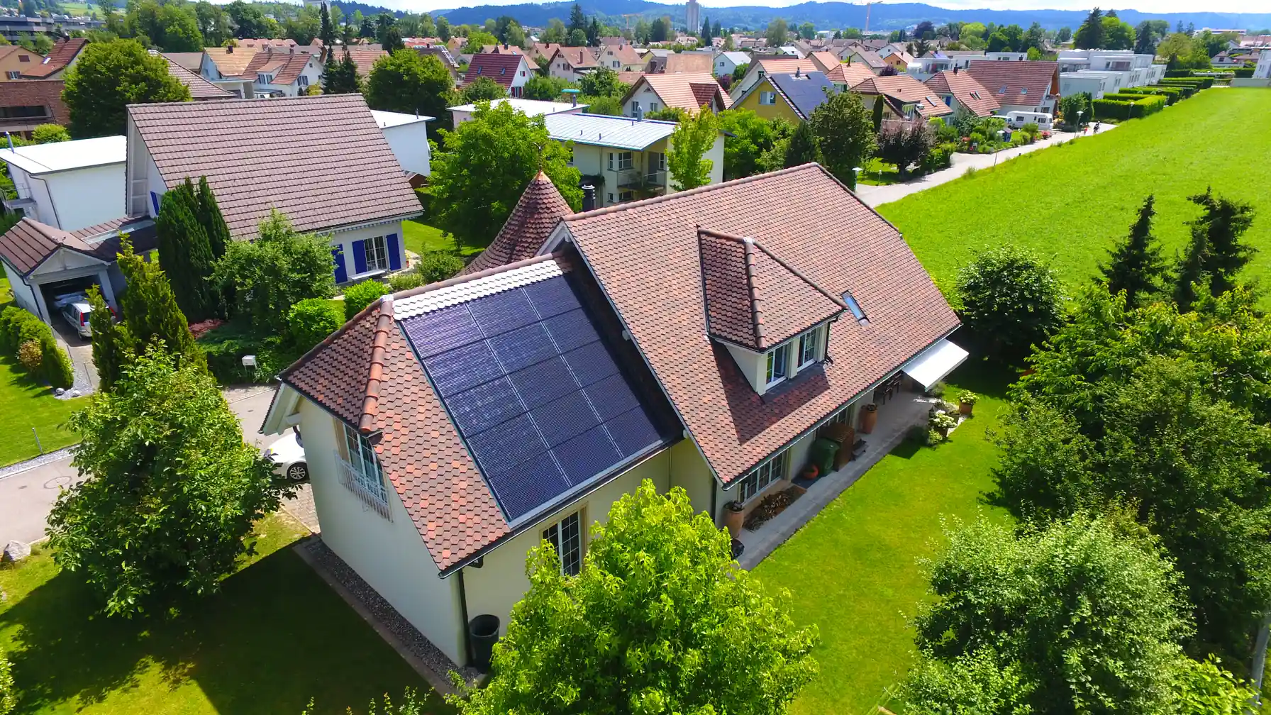 Moderne Photovoltaik-Anlage auf einem Schweizer Einfamilienhaus