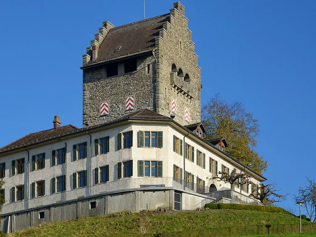 Photovoltaik-Anlage auf einem Haus in Uster